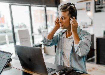 người đàn ông với lap top và tai nghe